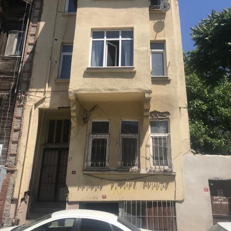 Vorher – nachher: Das Gebäude im Zustand vor dem Umbau (© Hotel Turkish House) Vorher – nachher: Das Gebäude im Zustand vor dem Umbau (© Hotel Turkish House)