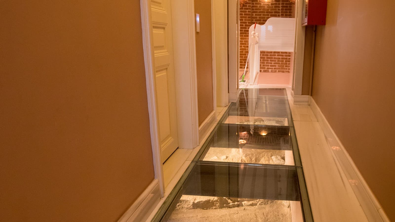 In den Gängen im Erdgeschoss sind die antiken Überreste der ehemaligen Palastmauer unter verglastem Boden sichtbar. (© Hande Erçin) In den Gängen im Erdgeschoss sind die antiken Überreste der ehemaligen Palastmauer unter verglastem Boden sichtbar. (© Hande Erçin)