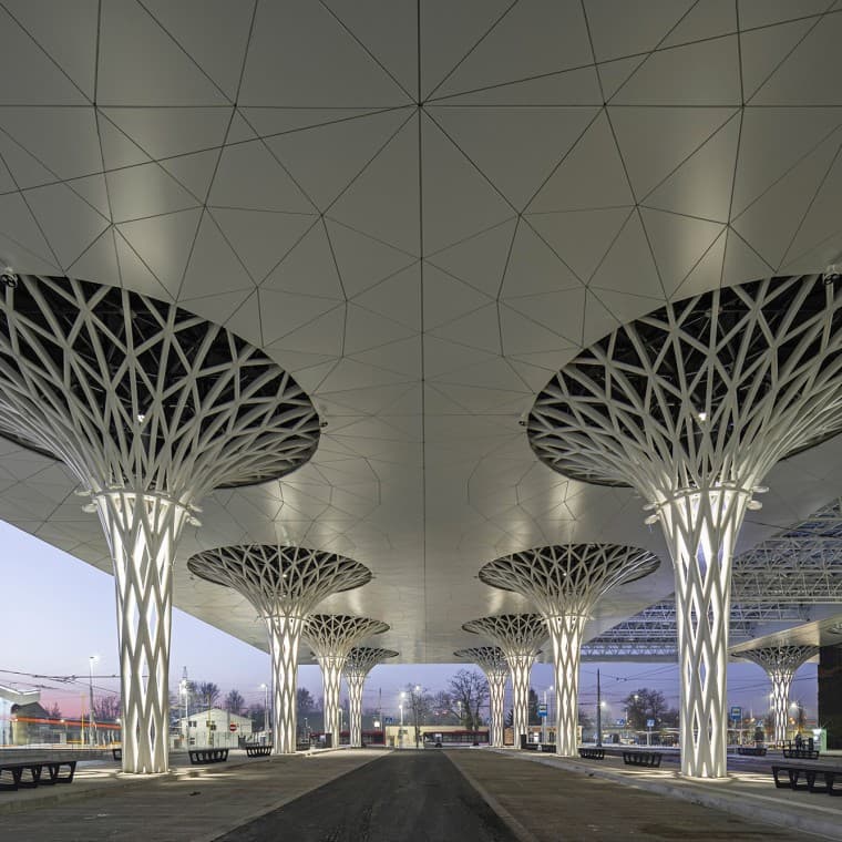 Die durchbrochenen Säulen sind ein besonderer Blickfang des Neubaus (© Rafał Chojnacki) Die durchbrochenen Säulen sind ein besonderer Blickfang des Neubaus (© Rafał Chojnacki)