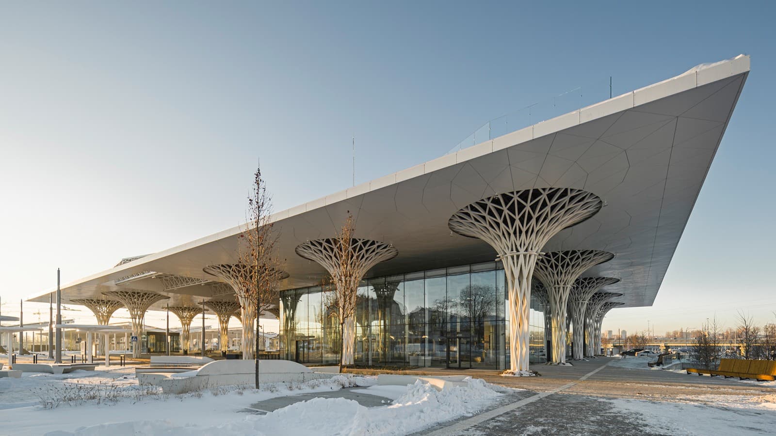Der Glaskubus des Metropolbahnhofs Lublin ist eingebaut in den Baukörper mit Dach und durchbrochenen Säulen (© Rafał Chojnacki) Der Glaskubus des Metropolbahnhofs Lublin ist eingebaut in den Baukörper mit Dach und durchbrochenen Säulen (© Rafał Chojnacki)