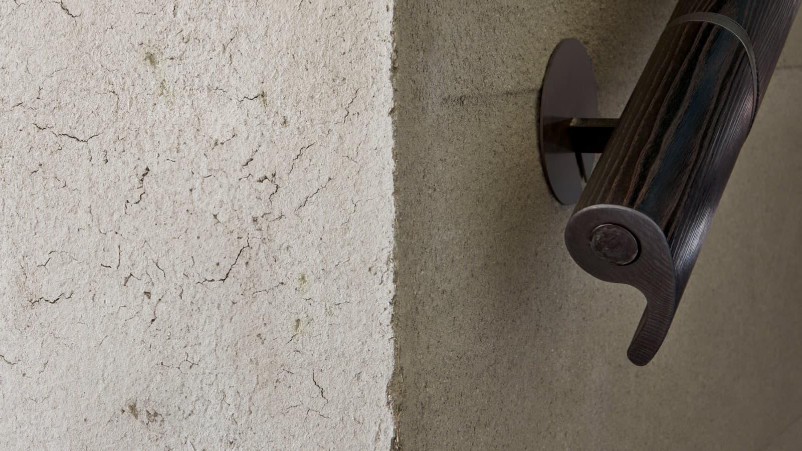 Oberflächen wie verbranntes Holz oder Lehmwände verstärken das haptische Erlebnis. (© David Willen Studio) Oberflächen wie verbranntes Holz oder Lehmwände verstärken das haptische Erlebnis. (© David Willen Studio)