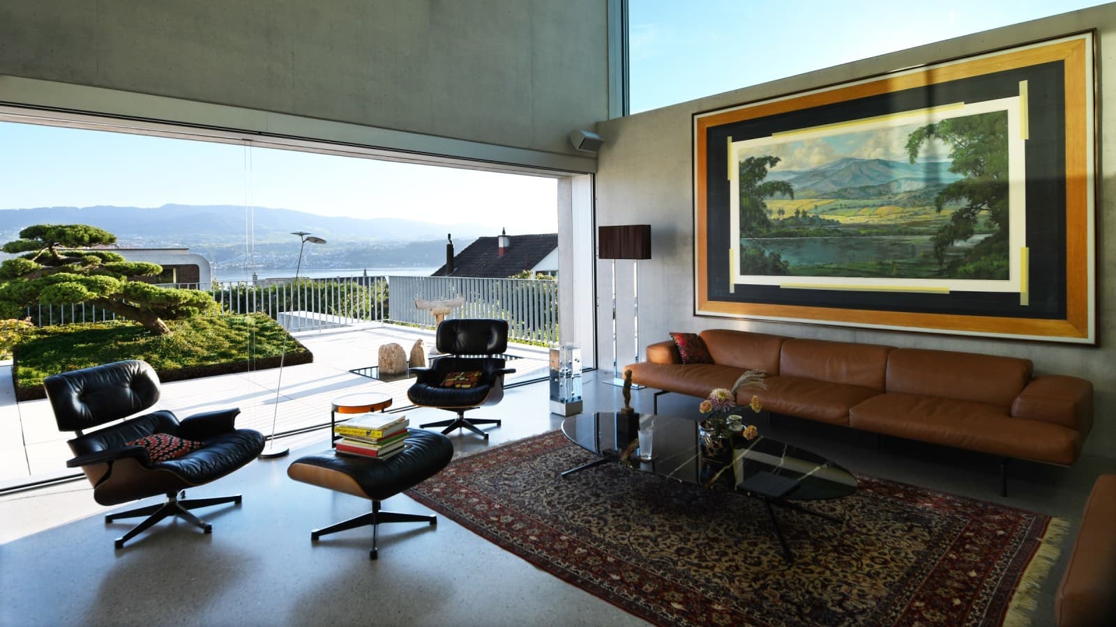 "Ma" im Haus in Stäfa: Das große Fenster rahmt die Landschaft ein und lässt die Natur Teil des Innenraums werden. Die Platzierung der architektonischen Elemente und die zurückhaltende Materialwahl lassen den Raum atmen. (© David Willen Studio) "Ma" im Haus in Stäfa: Das große Fenster rahmt die Landschaft ein und lässt die Natur Teil des Innenraums werden. Die Platzierung der architektonischen Elemente und die zurückhaltende Materialwahl lassen den Raum atmen. (© David Willen Studio)
