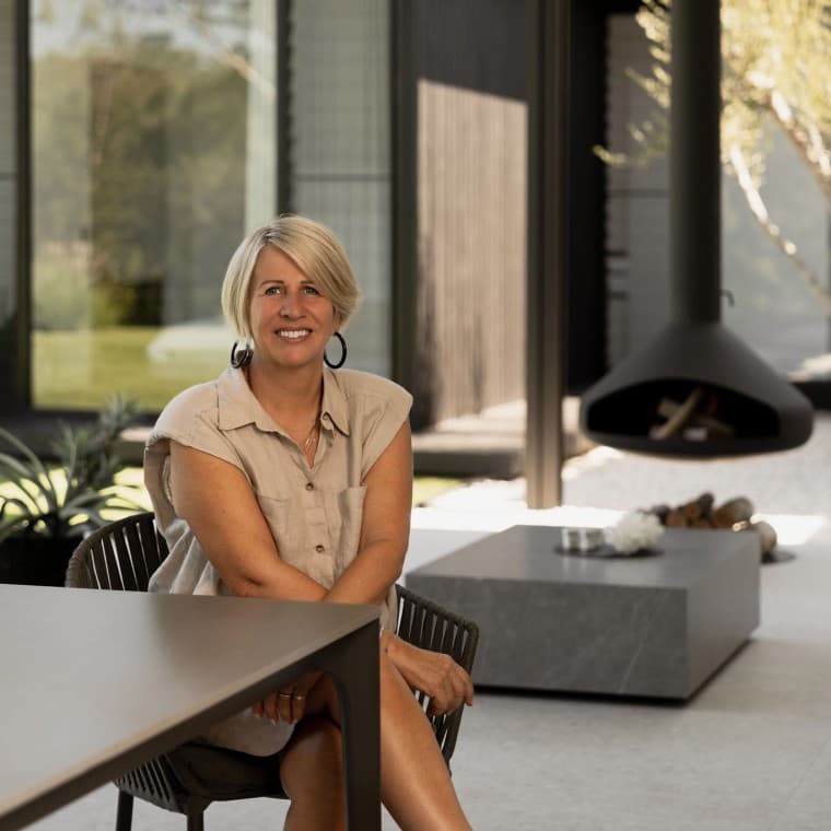 Wenn es regnet (und zwar richtig), sorgt der Kamin für Gemütlichkeit – und Geberit Pluvia für eine optimale Dachentwässerung. (© Alyne Media) Wenn es regnet (und zwar richtig), sorgt der Kamin für Gemütlichkeit – und Geberit Pluvia für eine optimale Dachentwässerung. (© Alyne Media)