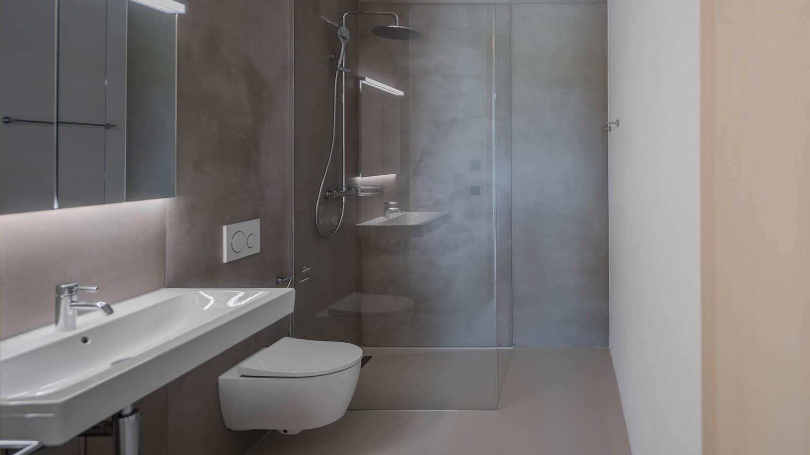 Die Badezimmer sind mit WCs und Waschtischen von Geberit ausgestattet. (© Openly / Jens Ellensohn) Die Badezimmer sind mit WCs und Waschtischen von Geberit ausgestattet. (© Openly / Jens Ellensohn)