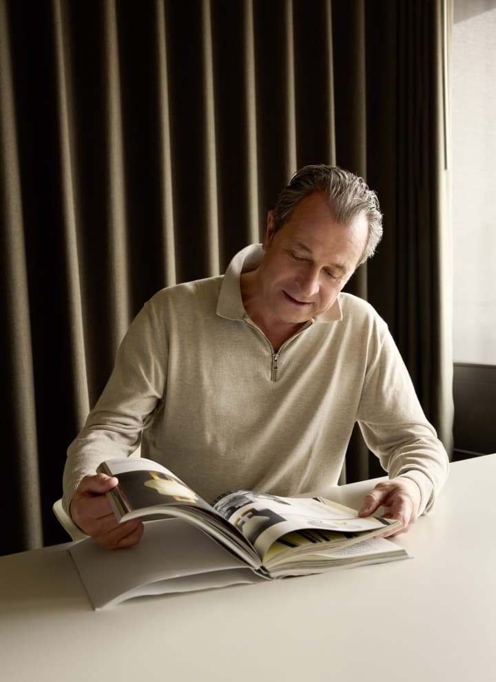 Aurel Aebi ist Mitgründer des renommierten Schweizer Designstudios atelier oï (© Joan Minder) Aurel Aebi ist Mitgründer des renommierten Schweizer Designstudios atelier oï (© Joan Minder)