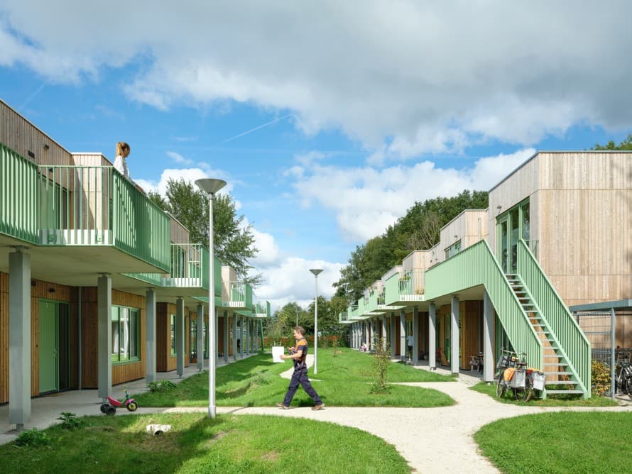 Moos Euterpe beherbergt Studierende, ukrainische Flüchtlinge und andere Heimatsuchende in Häusern unterschiedlicher Größe (© Moos) Moos Euterpe beherbergt Studierende, ukrainische Flüchtlinge und andere Heimatsuchende in Häusern unterschiedlicher Größe (© Moos)