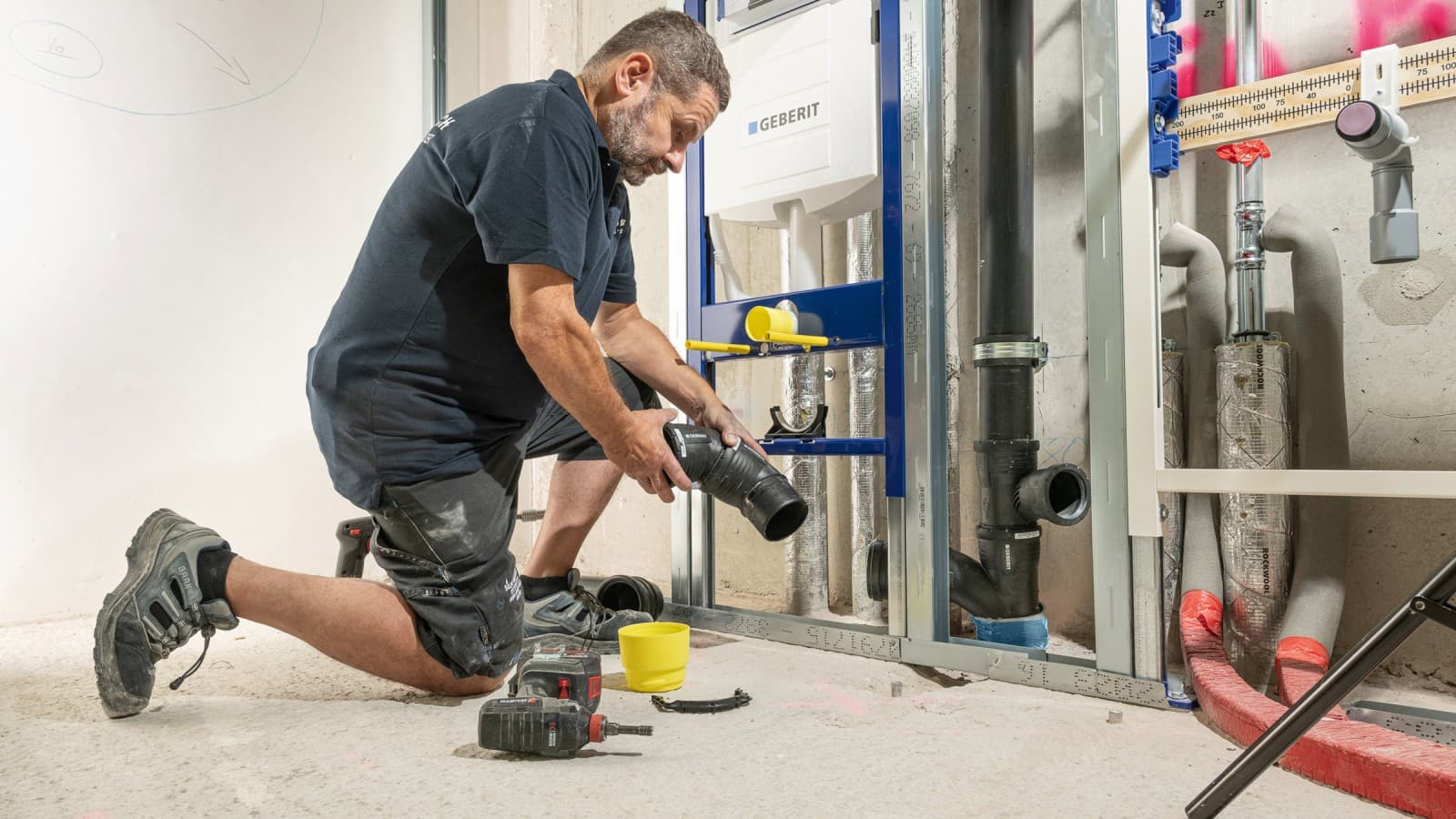 Die Sanitärgegenstände werden direkt an die Fallleitung ohne notwendige Umgehungsleitung angeschlossen Die Sanitärgegenstände werden direkt an die Fallleitung ohne notwendige Umgehungsleitung angeschlossen