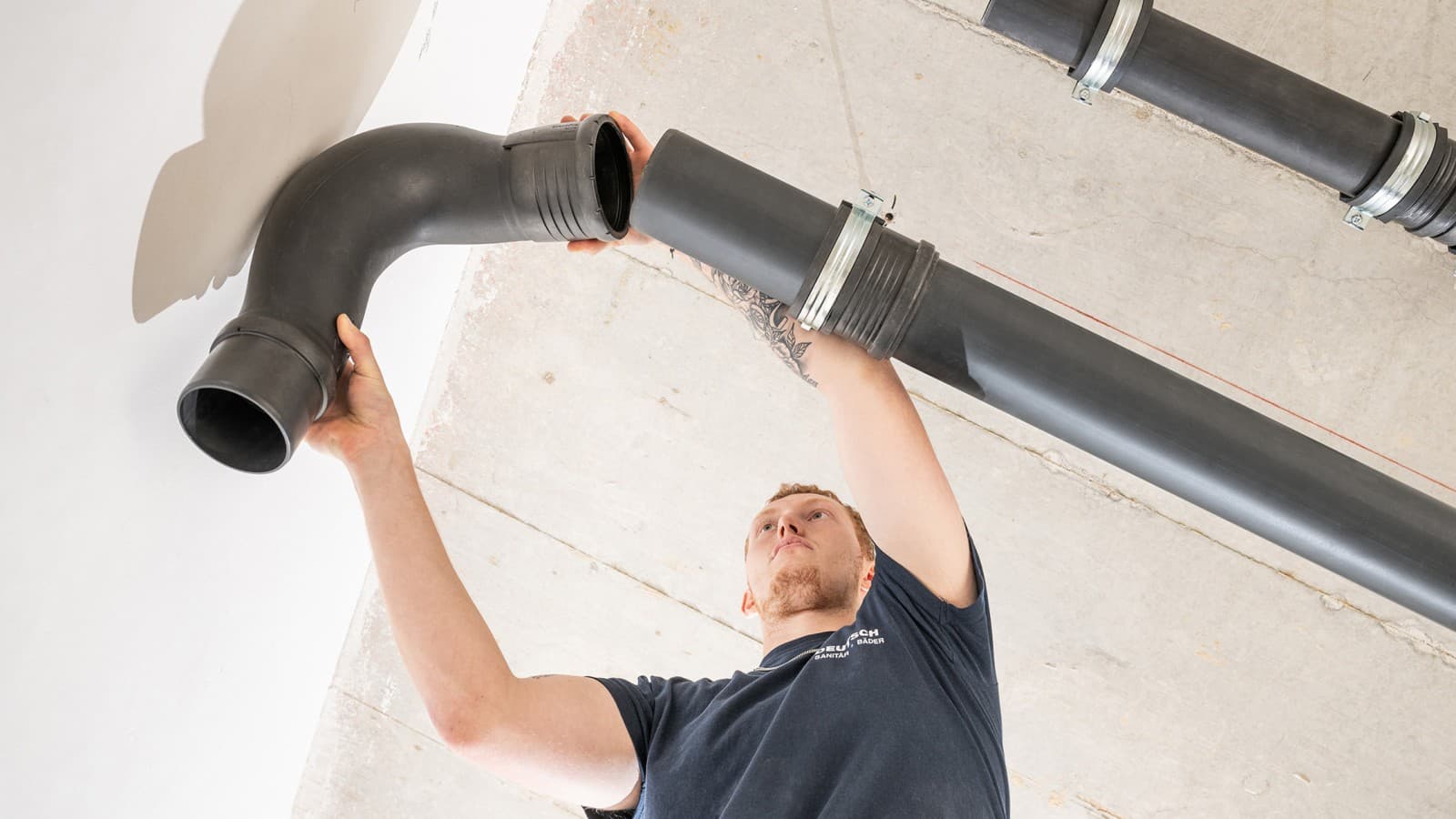 Installation des Geberit Silent-Pro BackFlip Bogens statt der konventionellen Umlenkung mit 45°-Bögen Installation des Geberit Silent-Pro BackFlip Bogens statt der konventionellen Umlenkung mit 45°-Bögen