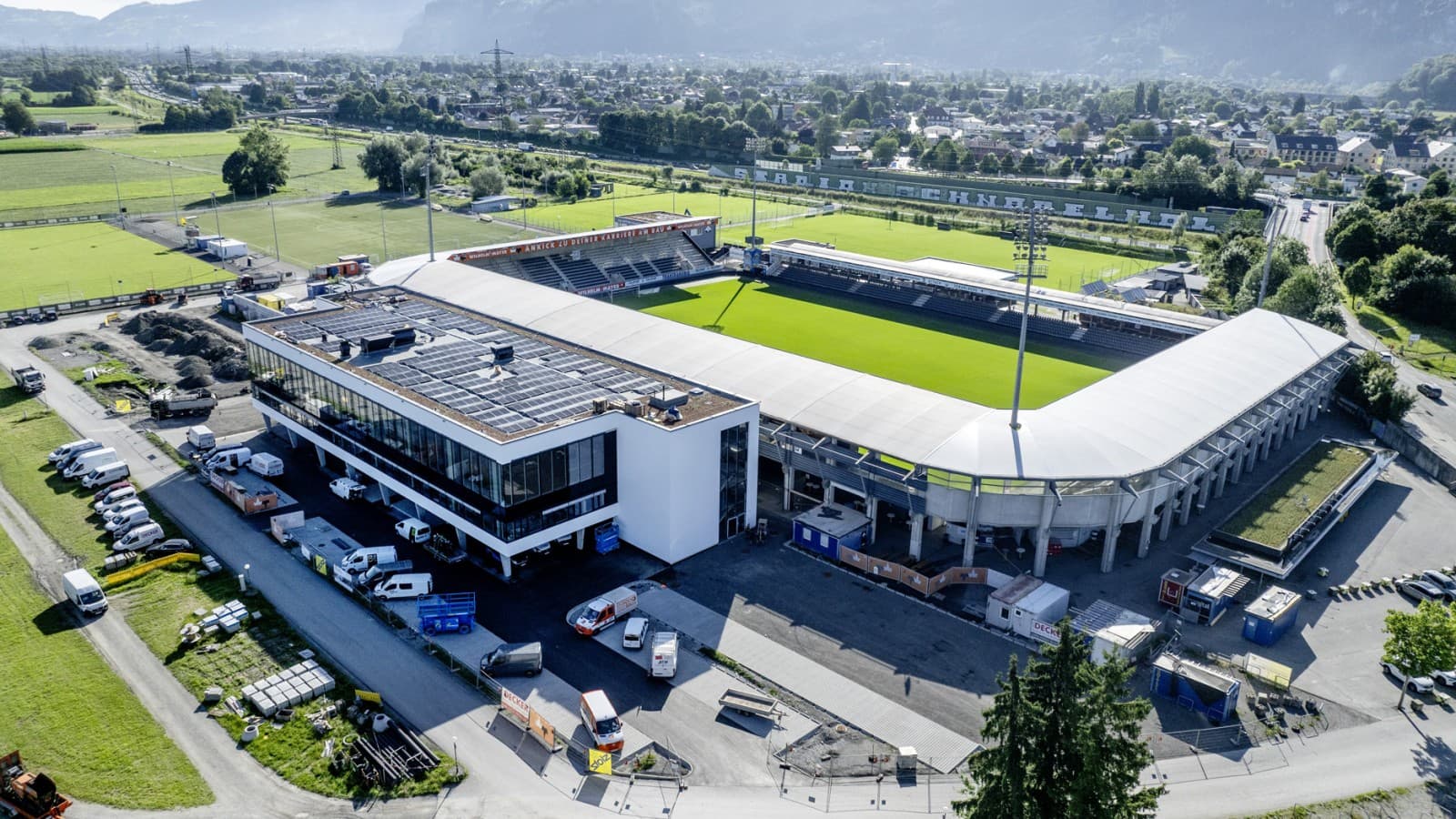 Das SCR Altach Fussballstadion wurde 2025 um das Businessgebäude erweitert Das SCR Altach Fussballstadion wurde 2025 um das Businessgebäude erweitert