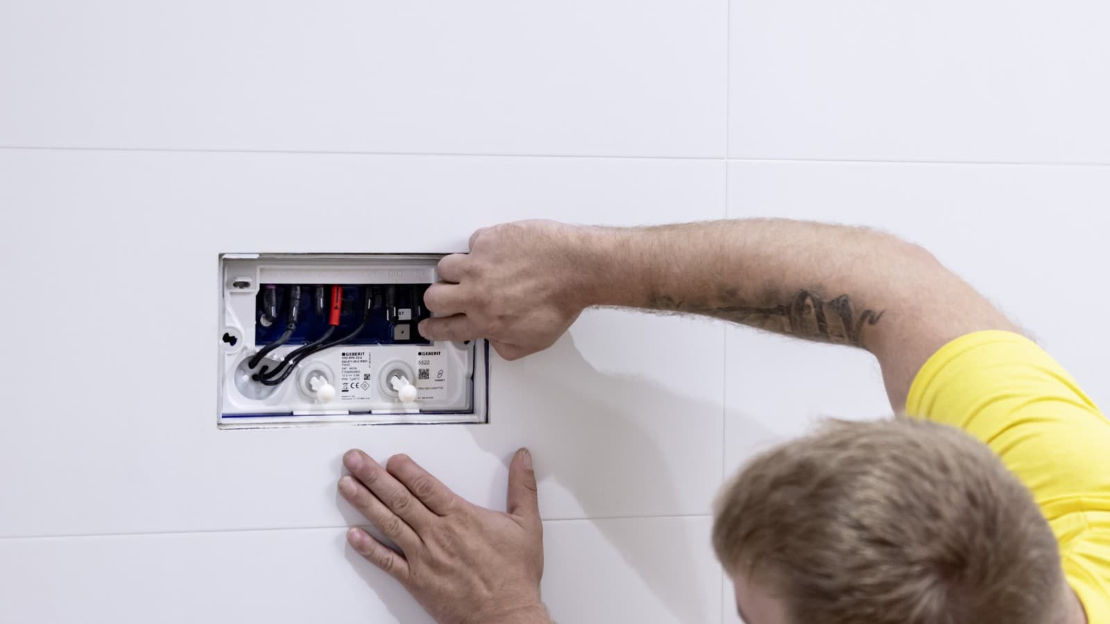 Im Sanitärbereich wurde an der letzten Entnahmestelle eine Geberit HS50 Hygienespülung im Unterputzspülkasten integriert Im Sanitärbereich wurde an der letzten Entnahmestelle eine Geberit HS50 Hygienespülung im Unterputzspülkasten integriert