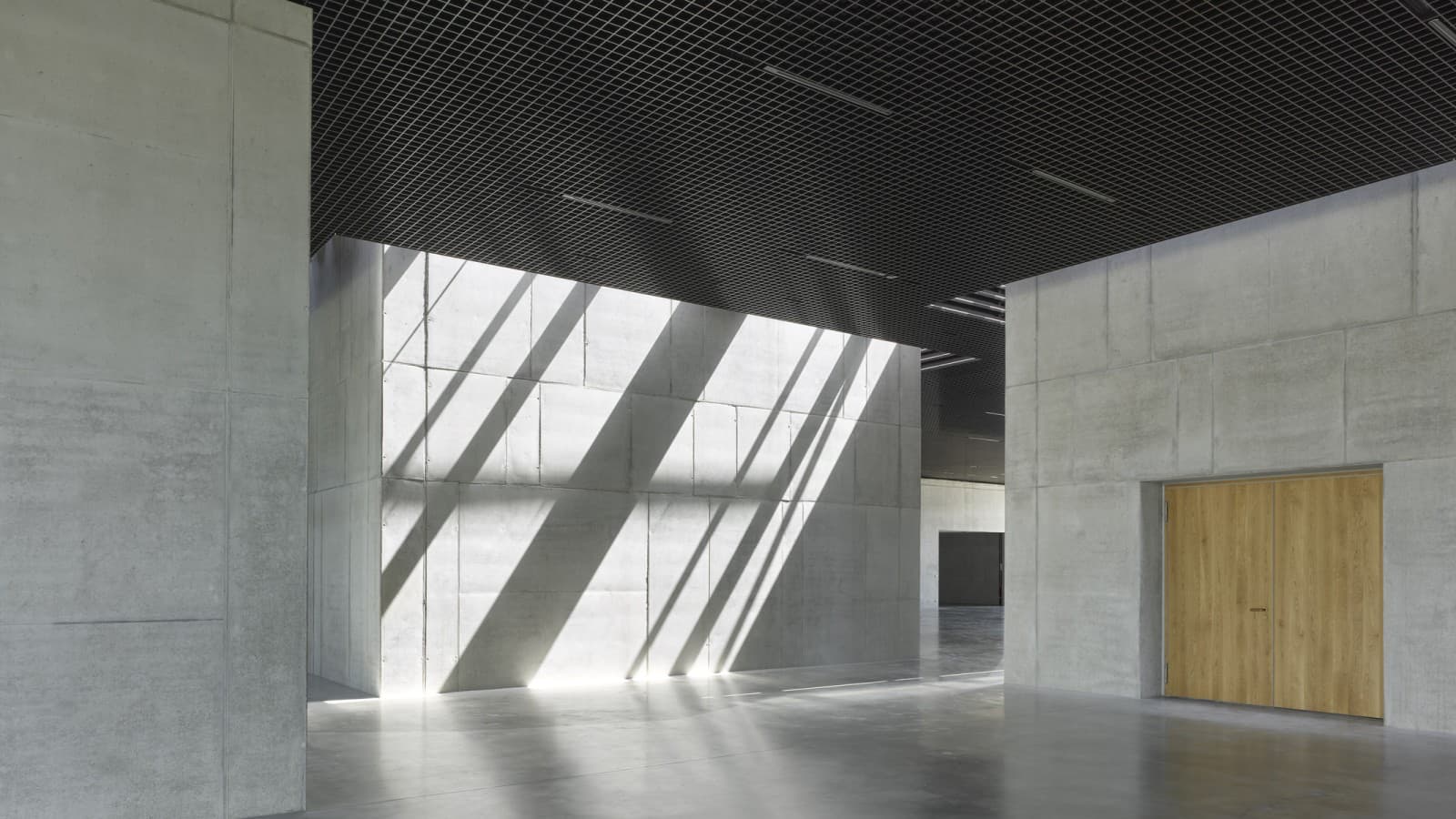 Das Spiel von Licht und Transparenz, Materialien und Details schafft Ruhe und Konzentration (© Roland Halbe) Das Spiel von Licht und Transparenz, Materialien und Details schafft Ruhe und Konzentration (© Roland Halbe)