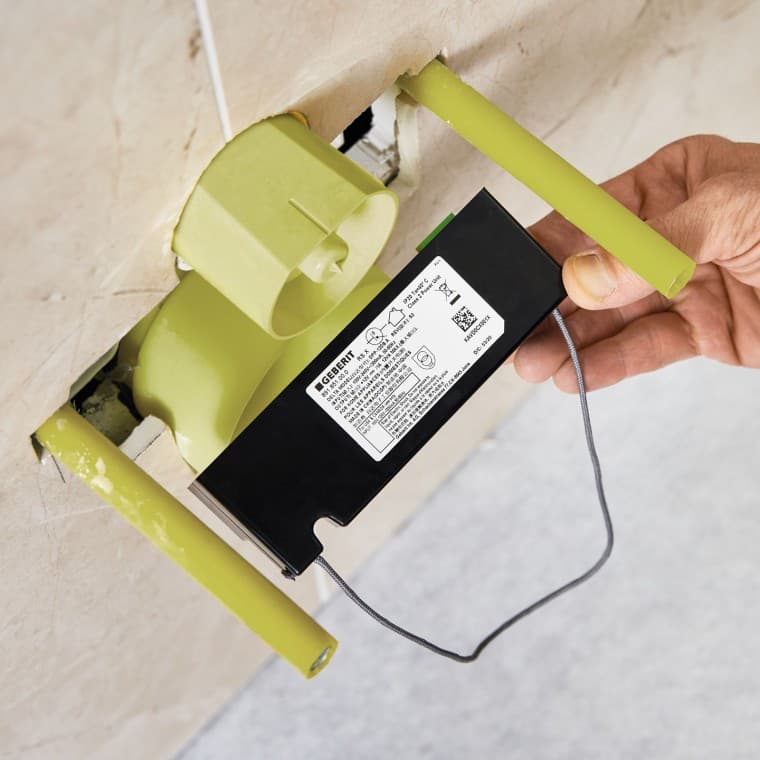 Plug-and-play: Einstecken des Netzteils durch Sanitärfachperson. Es wird kein Elektriker benötigt Plug-and-play: Einstecken des Netzteils durch Sanitärfachperson. Es wird kein Elektriker benötigt