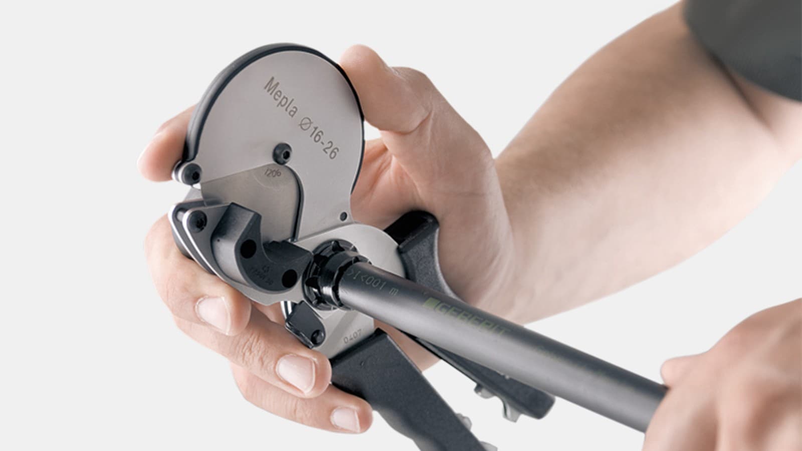 Rohr ablängen und entgraten mit der Geberit Mepla Schere Rohr ablängen und entgraten mit der Geberit Mepla Schere